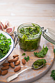 Hausgemachtes Grünkohl-Mandel-Pesto mit Knoblauch, Olivenöl und Meersalz