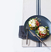 Sommerliche Eggs Florentine mit Tomaten und Spinat auf Toast