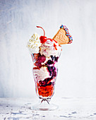 Knickerbocker Glory (Eisbecher mit Beeren und Sahne, England)