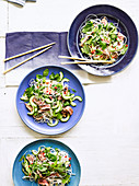 Zucchinisalat mit Reisnudeln und Rindfleisch