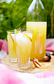 Apfel-Holunderblüten-Cocktails mit Gin