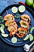 Shrimp kebabs with limes