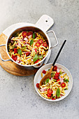 One-pot pasta with ham, peppers and cherry tomatoes