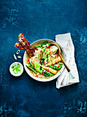 Ramen-Suppe mit Bacon, Maiskölbchen und Pak Choi (Asien)
