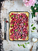 Pie with raspberries, iscing sugar and mint