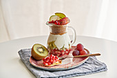 Joghurtdessert mit Granatapfel, Kiwi, Trauben und Ingwerkeks