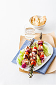 Pork kebabs with scamorza, tomatoes and onion