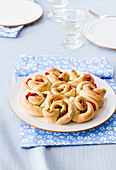 Rosenbrot mit Tomaten-Kapern-Füllung