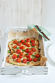Rustikale Pizza mit Mozzarella und Kirschtomaten