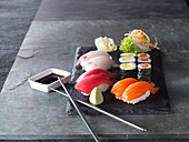 Nigiri-Sushi und Maki mit Wasabi, Sojasauce und Ingwer (Japan)