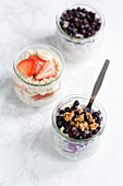 Overnight Oats in Gläsern mit verschiedenen Toppings