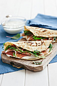 Piadina mit Rohschinken und Rucola