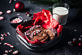 Amerikanische Brownie-Cookies mit Zuckerstangen zu Weihnachten