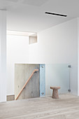 Treppenabsatz mit Brüstung aus Glas und Beton im modernen Design