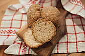 Mandelmehlbrötchen auf Holzschneidebrett