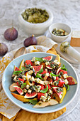 Salad with fig and blue cheese