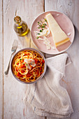 Spaghetti mit Tomatensauce und Parmesan