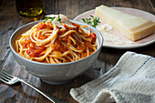 Spaghetti mit Tomatensauce und Parmesan