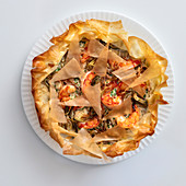 Filo pastry cake with prawns, artichokes and shallots