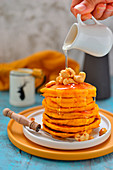 Kürbis-Pancakes mit Sirup begiessen