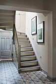 Gemusterter Boden und Treppe im klassischen Eingang im Altbau