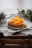 Kuchen mit kandierten Orangenscheiben