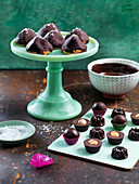 Hausgemachte Schokoladen-Nuss-Pralinen und Schokoladengebäck mit Meersalz