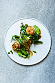 Minty mushy peas with scallops and brown lime butter
