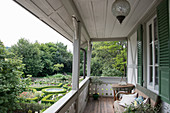Blick vom überdachten Balkon auf den klassischen englischen Garten