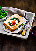 Toast mit Egg Florentine und Spinat