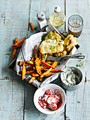 Frittierter Fisch mit Süsskartoffelpommes (Asien)