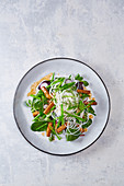 Nudel-Spinat-Salat mit mariniertem Tempeh und Tahini-Dressing