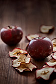 Getrocknete Apfelscheiben und Äpfel