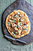 Rye pizza with figs, fennel, Gorgonzola and haselnuts