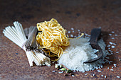 Reis und Nudeln als Zutaten für die asiatische Küche