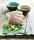 Pochiertes, gegrilltes Schweinefleisch mit Bambussprossen und Ingwer (Asien)