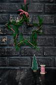 Dunkle Ziegelwand mit Weihnachtsschmuck
