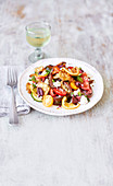 Panzanella mit Steak, Tomaten und gebratenen Zitronen