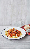 Klassische Spaghetti Bolognese mit Parmesan