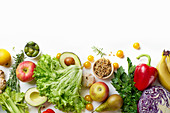 Gesunde Ernährung: Stilleben mit Gemüse, Kräutern, Sprossen und Obst