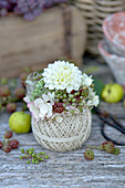 Herbstliches Gesteck mit Dahlie, Hortensienblüten und unreifen Beeren
