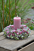Kerzenkranz aus Hortensienblüten, Herbstchrysanthemen, Topferika und Schneebeeren