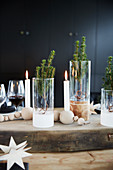 Weihnachtlich dekorierter Tisch mit Kerzen, Gläsern und Holzkugeln