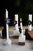 Weisse Kerzen mit schwarzen, nummerierten Anhängern