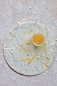 Ein Glas Lemon Curd (Zitronencreme, England) auf Marmorplatte