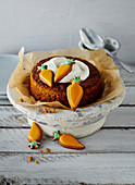 Österlicher Mini-Karottenkuchen dekoriert mit Keksen in Karottenform