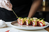 Frisch zubereitetes Sushi anrichten