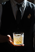 Barista mit angestrahltem Cocktail