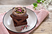 Vegane Schwarze-Bohnen-Dattel-Brownies mit Haselnuss-Schoko-Creme, Kakaonibs, Pistazien und Rosenblütenblättern