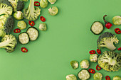 Gemüsestilleben mit Brokkoli, Rosenkohl, Gurke und Chili